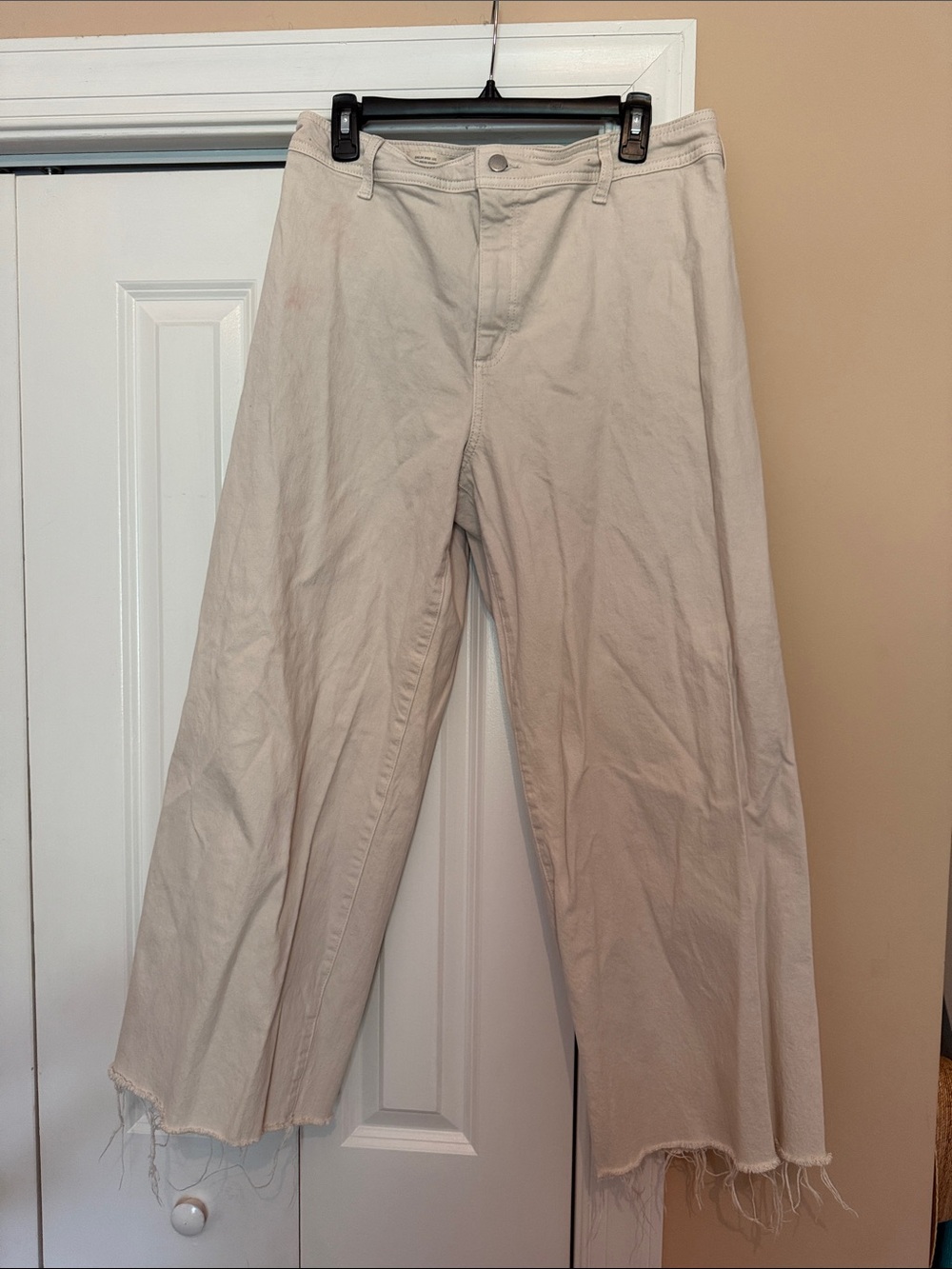 Universal Thread Cream Wide-Leg Frayed Hem Jeans